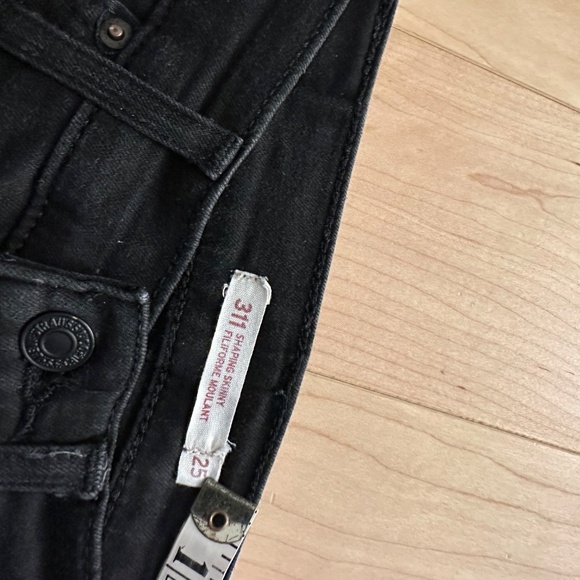 Levi's 311 Shaping Skinny Jeans Black (25) - Picture 3 of 7